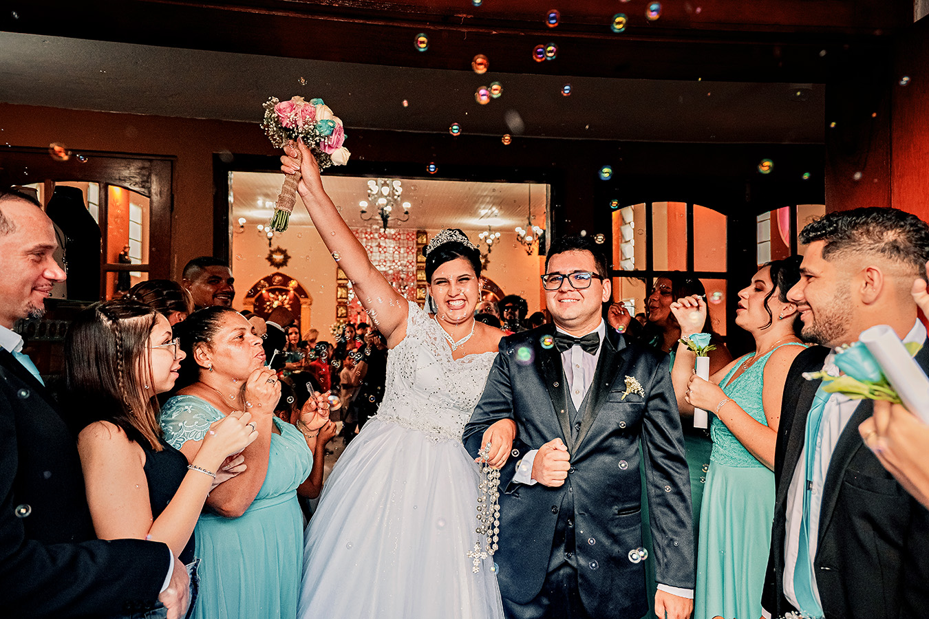 Noivos em ensaio durante casamento